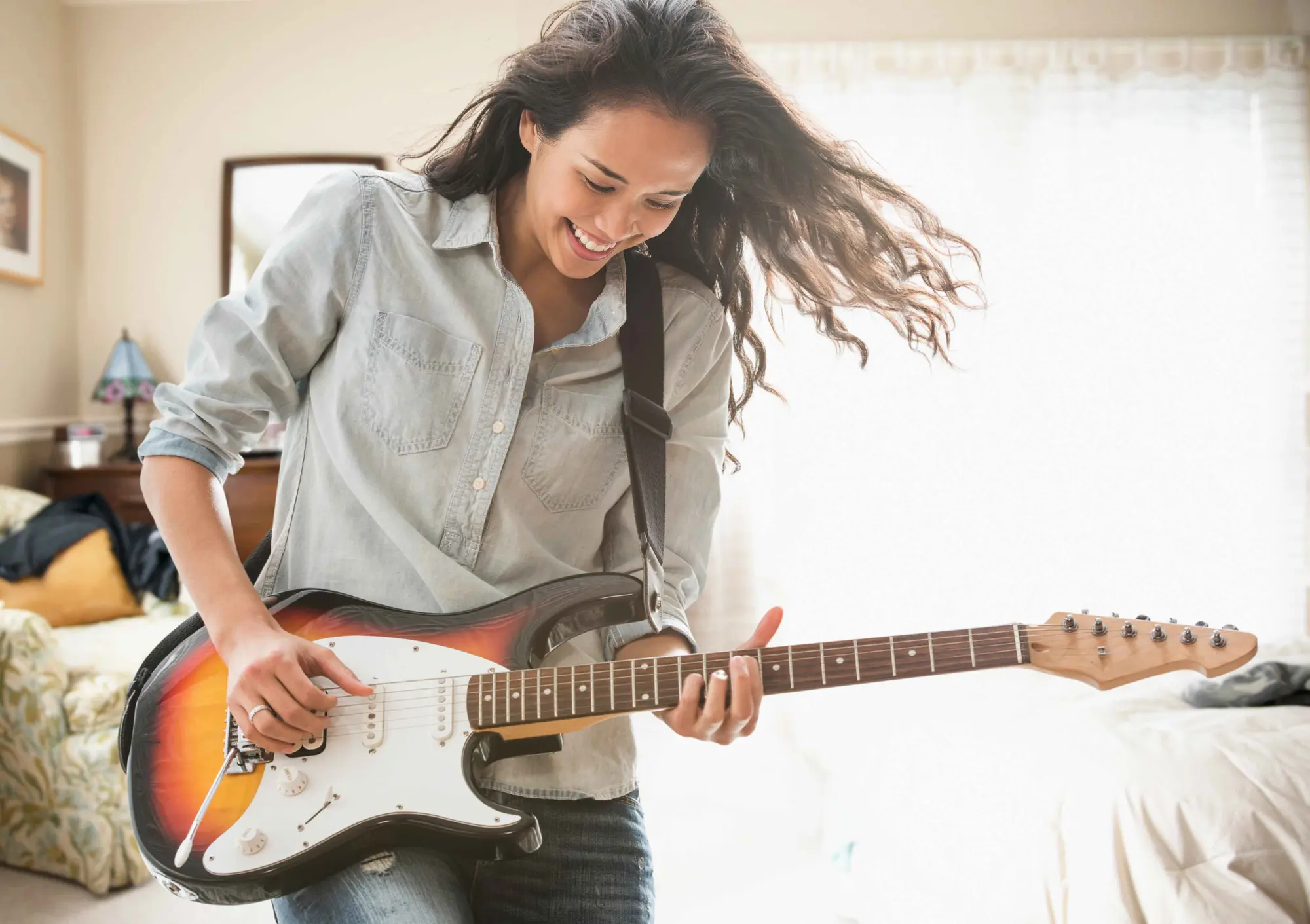 Kvinna spelar gitarr