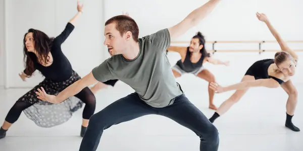 Dansklass med kursdeltagare som dansar i studio