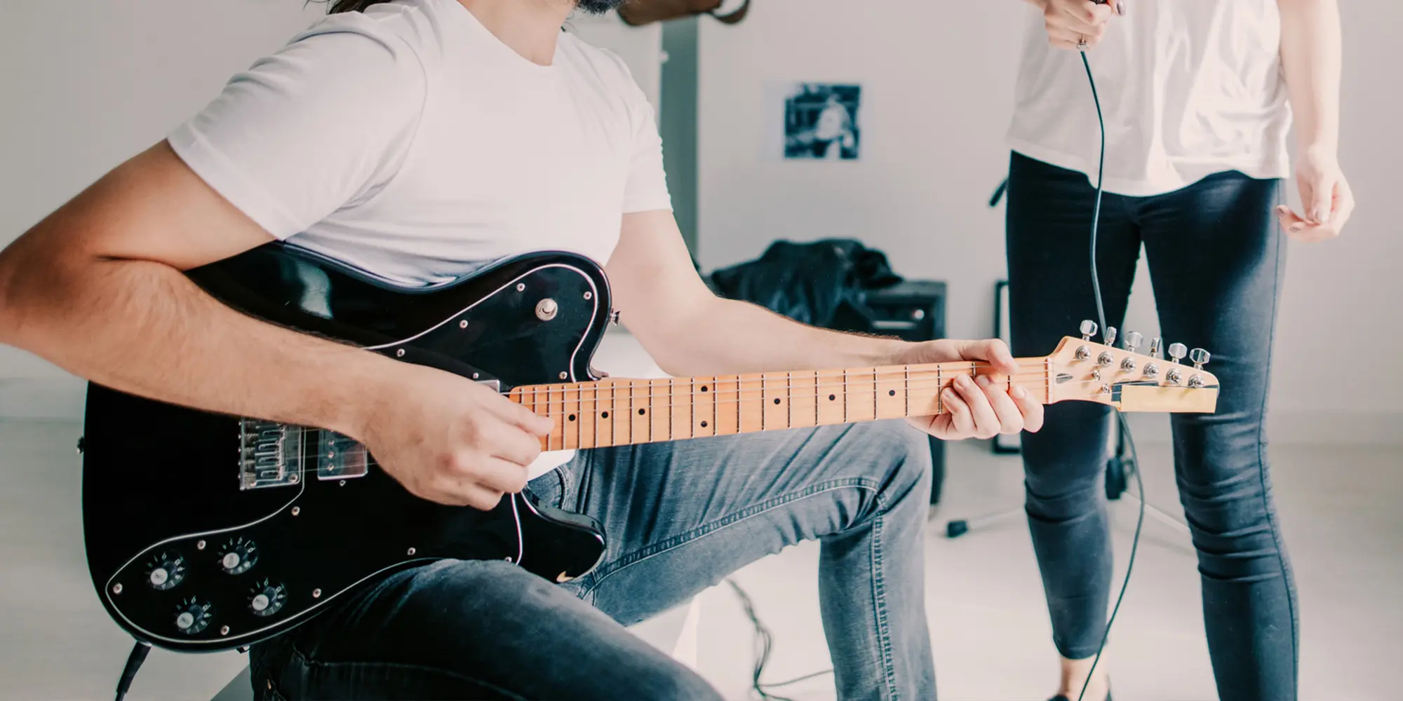 Man spelar på elgitarr