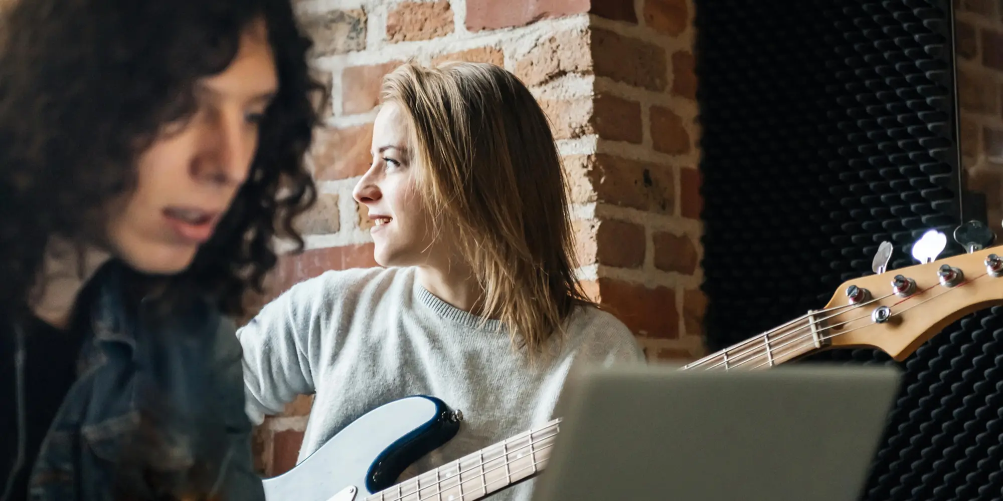 Studerande som spelar gitarr